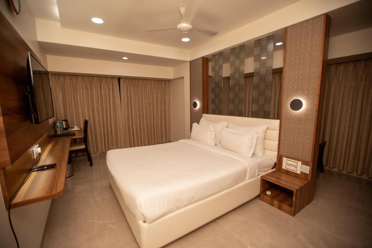 Hotel Naaz Executive ムンバイ エクステリア 写真