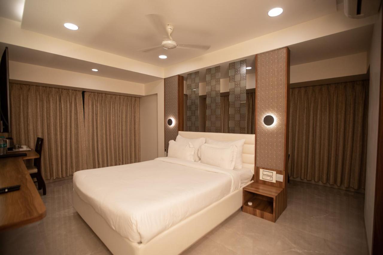 Hotel Naaz Executive ムンバイ エクステリア 写真