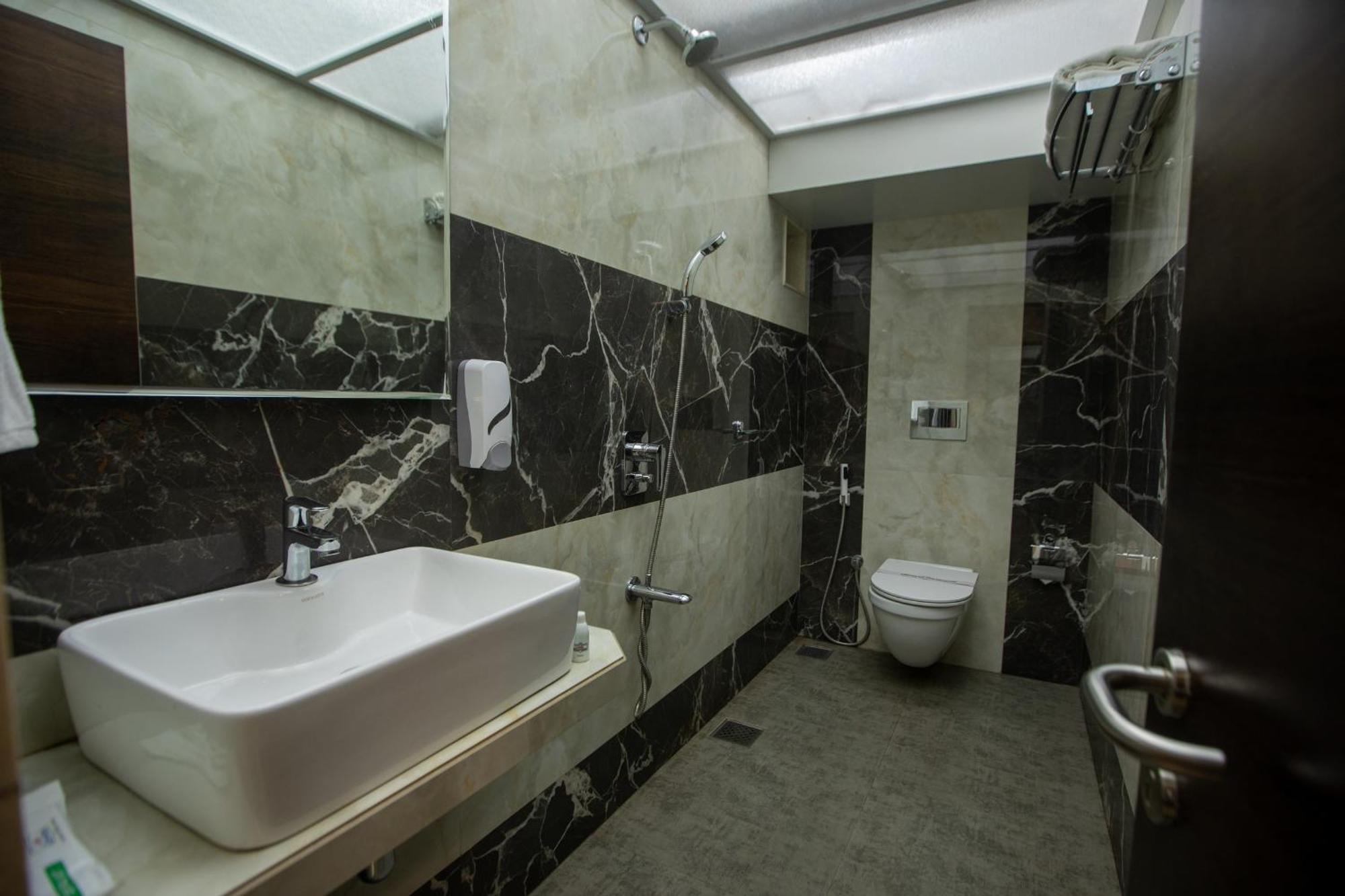 Hotel Naaz Executive ムンバイ エクステリア 写真