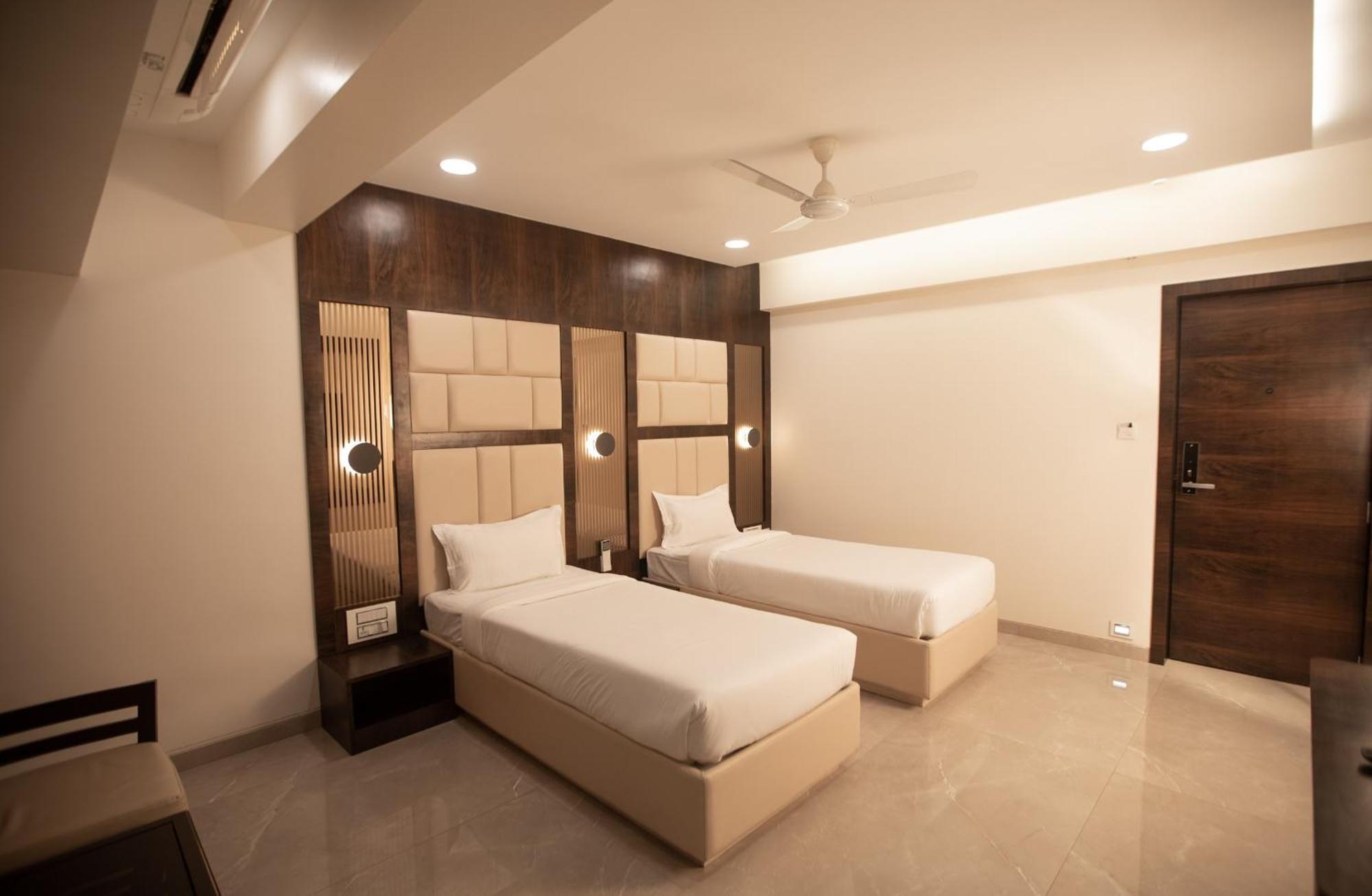 Hotel Naaz Executive ムンバイ エクステリア 写真